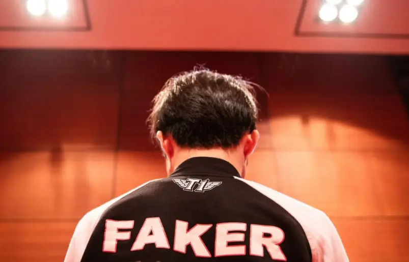 T1险胜IG，ShowMaker打出惊人五杀峡谷大战八强赛，留下经典瞬间
