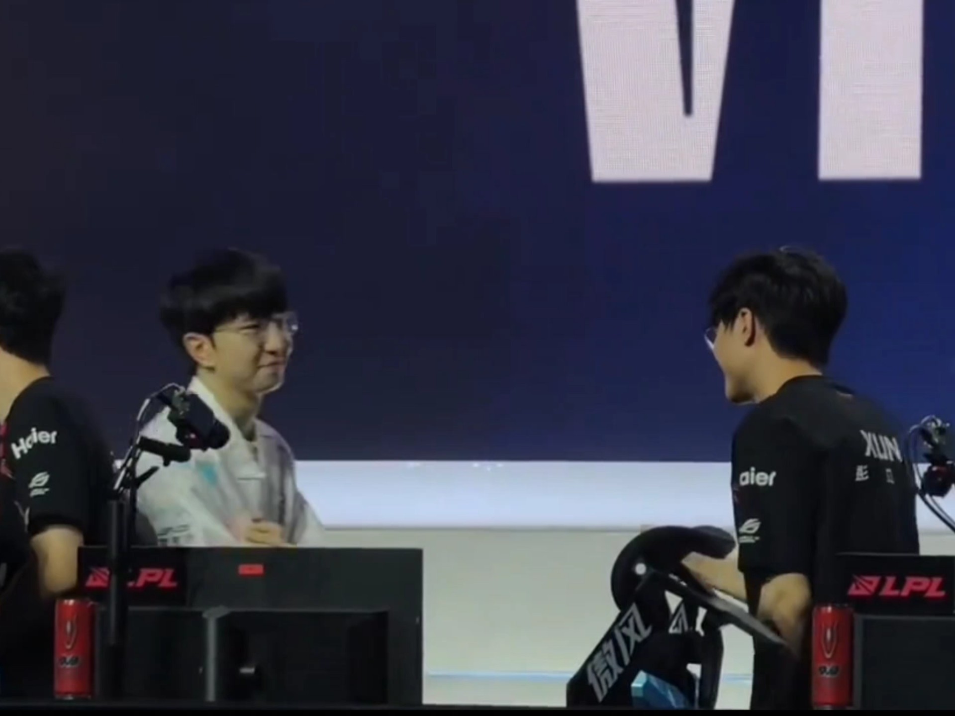 100T力克JDG，Elk团战一打五顶尖较量八强赛，留下经典瞬间