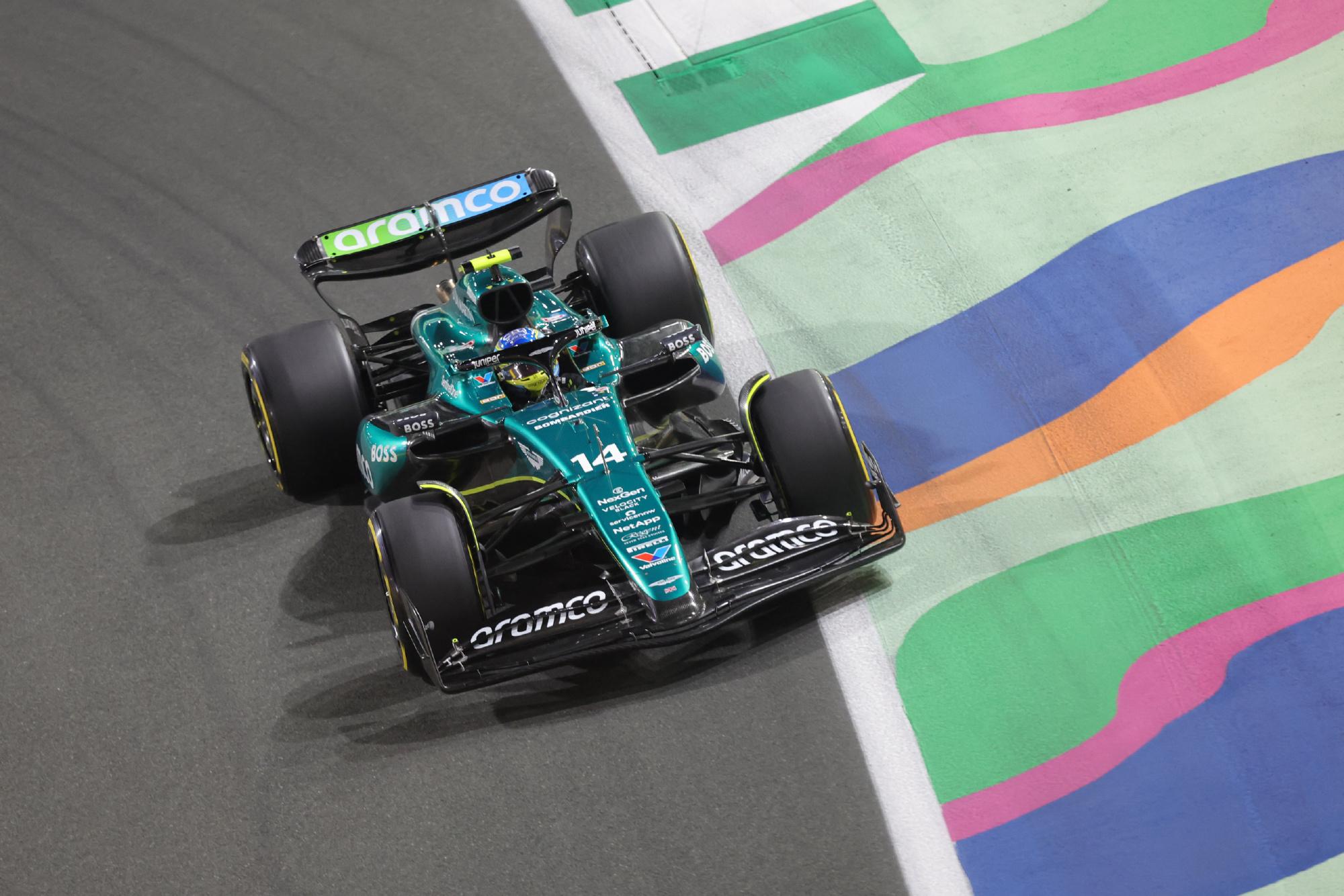 开云平台-阿斯顿马丁鏖战威廉姆斯，阿隆索点燃赛场